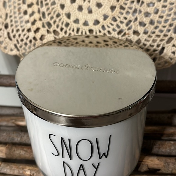 NEW GOOSE CREEK SNOW DAY FARMHOUSE 3 WICK SCENTED CANDLE - Picture 2 of 9